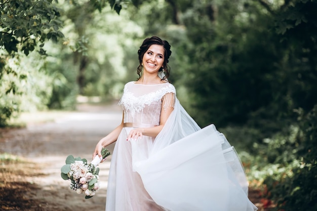 Retrato de una joven novia posando en la naturaleza