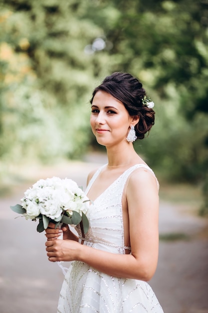 Retrato de una joven novia posando en la naturaleza