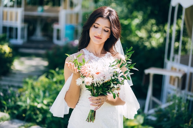 Retrato de una joven novia posando en la naturaleza