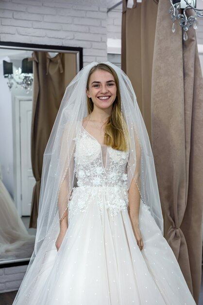 Retrato de joven novia en vestido de novia en el salón