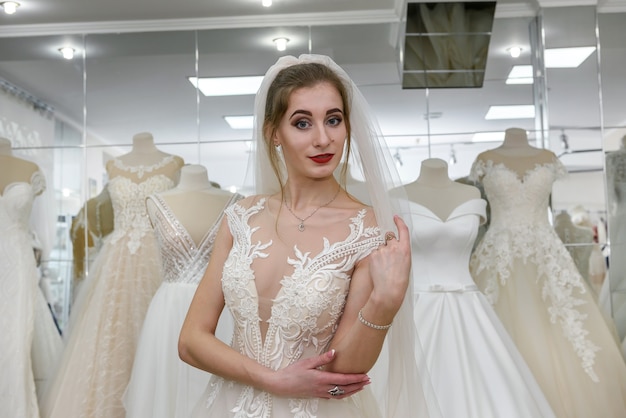 Retrato de joven novia en vestido de novia en la tienda