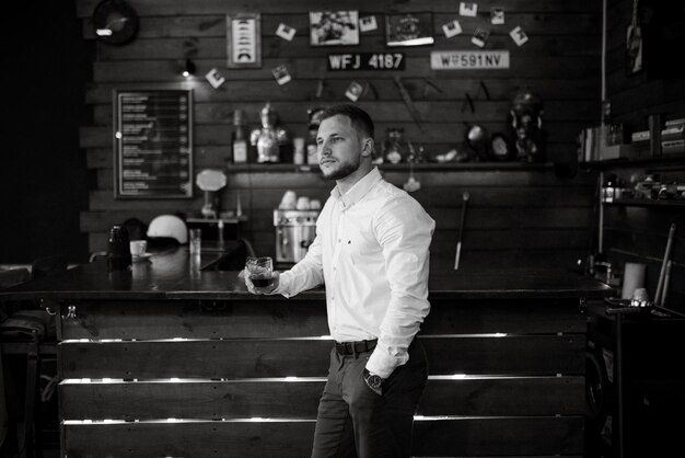 Foto retrato de un joven novio en el campo de entrenamiento en la barbería