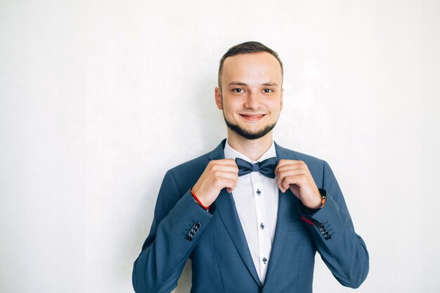 Retrato de un joven novio posando