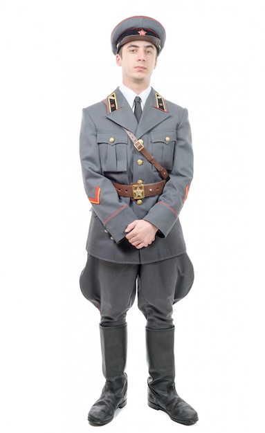 Retrato de un joven oficial del ejército soviético, aislado en blanco