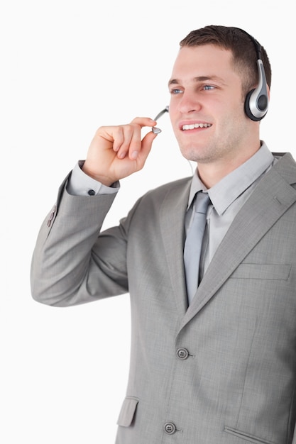 Retrato de un joven operador usando un auricular