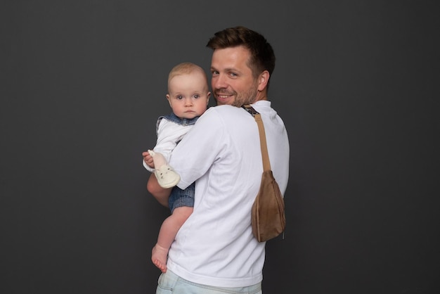 Retrato de joven padre abrazando a su pequeña hija