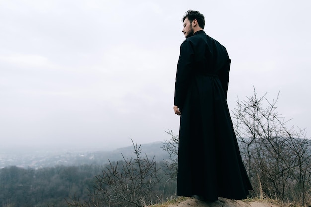 Retrato de un joven padre sacerdote con barba y bigote Religión Cristianismo y catolicismo