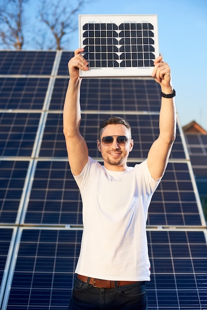 retrato, de, un, joven, por, paneles solares