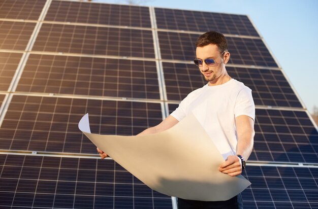 retrato, de, un, joven, por, paneles solares