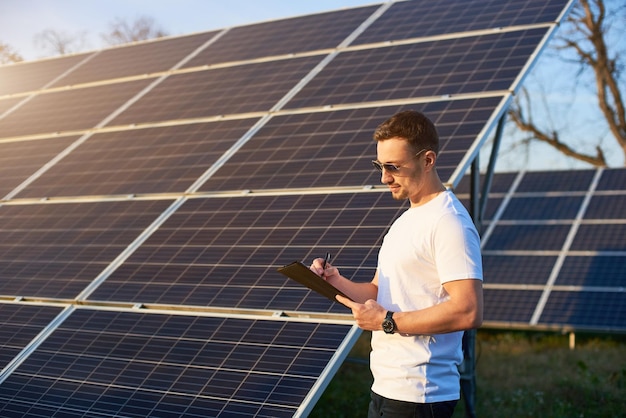 retrato, de, un, joven, por, paneles solares