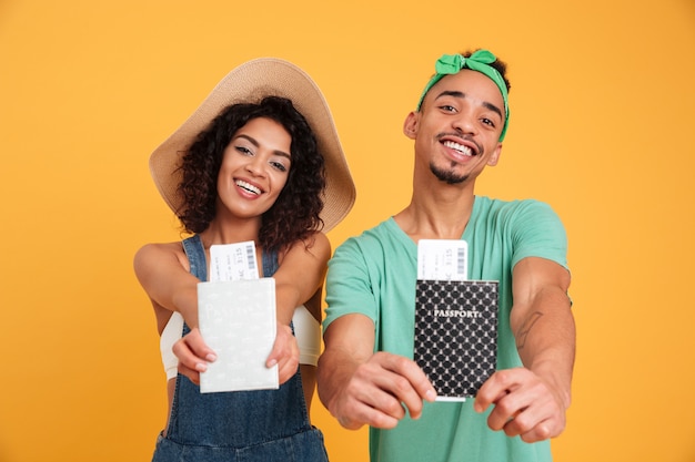 Retrato de una joven pareja africana feliz