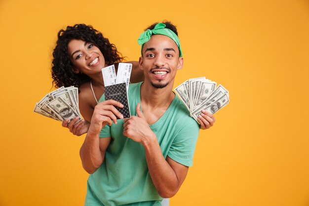 Retrato de una joven pareja africana feliz