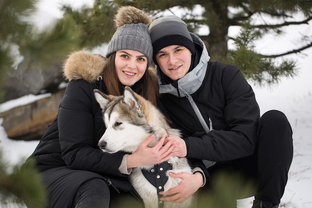 Retrato de una joven pareja al aire libre en el bosque de invierno