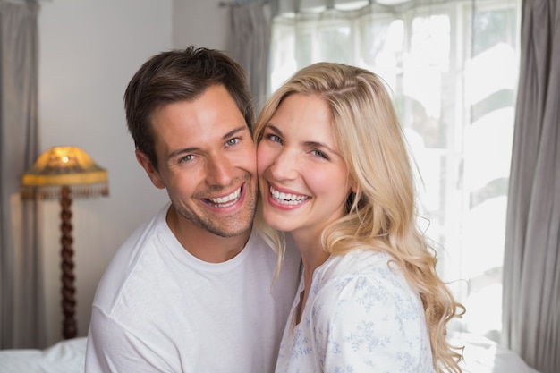 Retrato de una joven pareja alegre