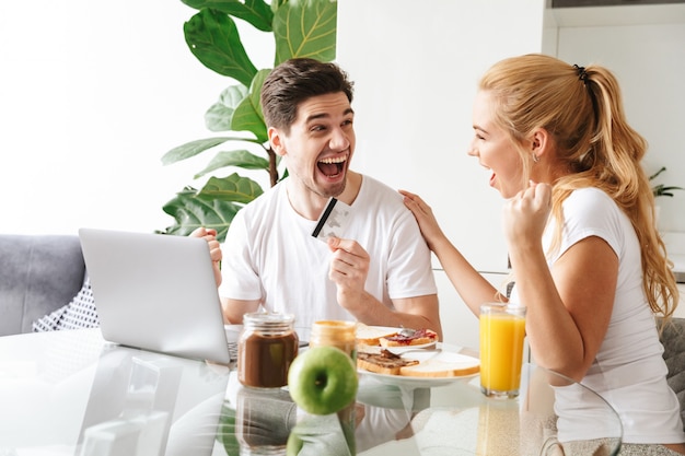 Retrato de una joven pareja alegre