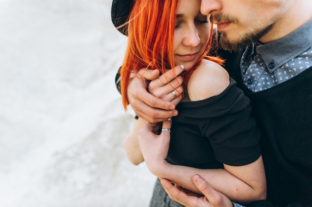 retrato de una joven pareja en el amor inconformista