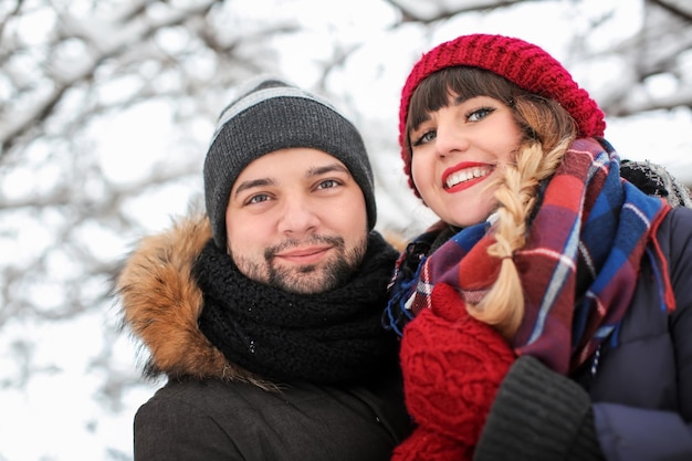 Retrato de joven pareja amorosa al aire libre el día de invierno