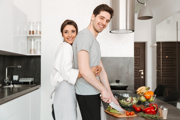 Retrato de una joven pareja amorosa cocinando juntos