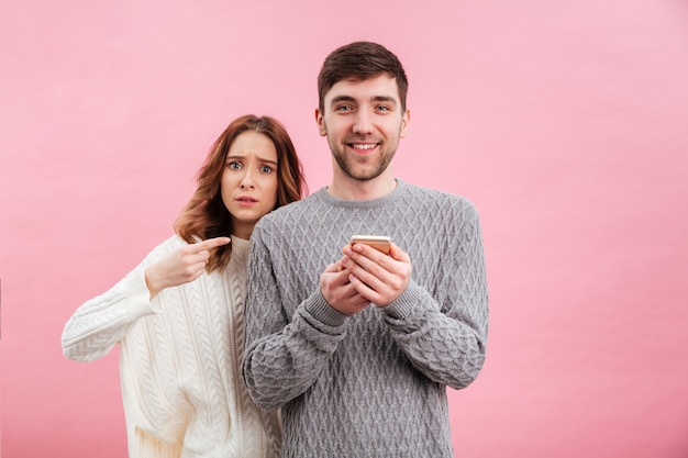 Retrato de joven pareja amorosa vestida con suéteres de pie