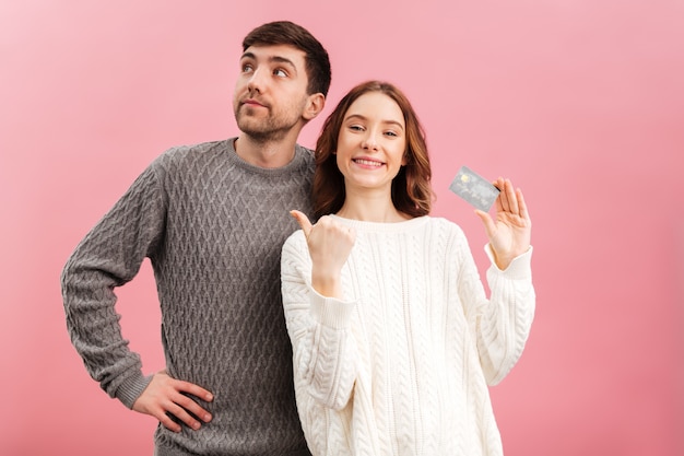 Retrato de joven pareja amorosa vestida con suéteres