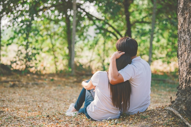 Retrato de una joven pareja asiática enamorada en el bosqueGente tailandesa feliz de estar juntosConcepto del día de San Valentín