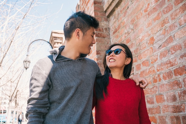 Retrato de joven pareja asiática enamorada caminando por la ciudad y pasar un buen rato juntos. Concepto de amor.