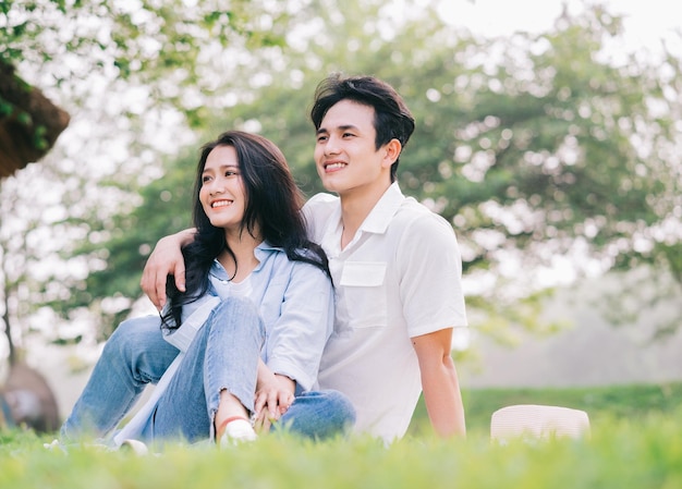 retrato, de, joven, pareja asiática, exterior