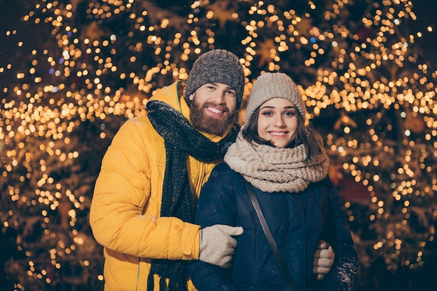 Retrato de una joven pareja en la ciudad en vacaciones de Navidad