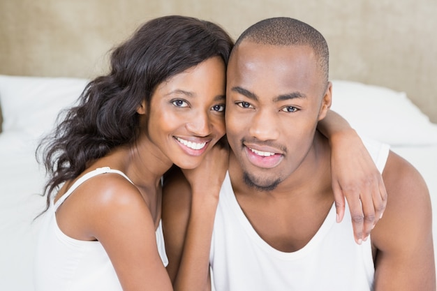 Retrato de joven pareja en el dormitorio