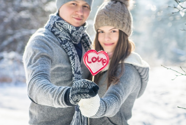 Retrato de joven pareja enamorada de piruleta