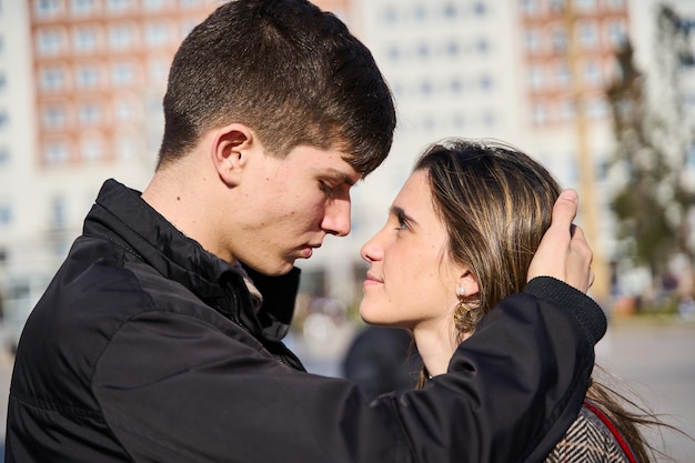 Retrato de una joven pareja enamorada a punto de besarse