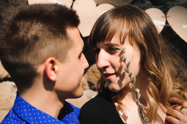 Retrato de joven pareja de enamorados en un parque