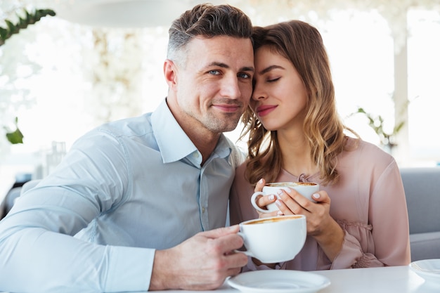 Retrato de una joven pareja encantadora tomando café