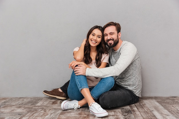 Retrato de una joven pareja feliz abrazando