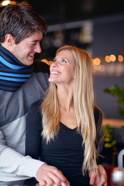 Retrato de una joven pareja feliz en el amor