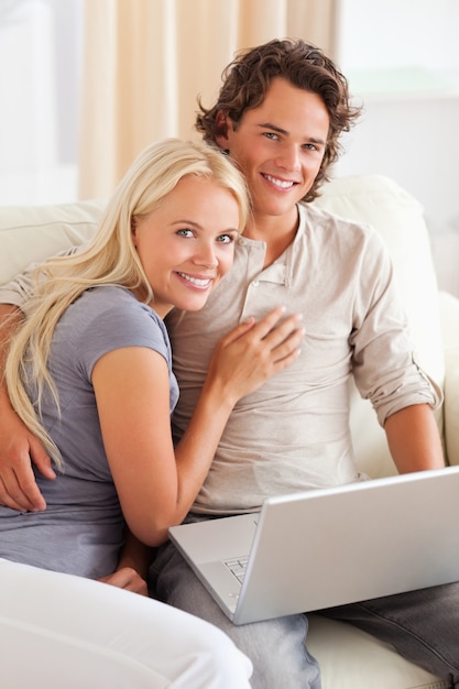 Retrato de una joven pareja feliz con un cuaderno