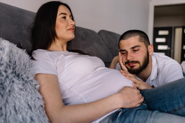 Retrato de joven pareja feliz esperando un bebé