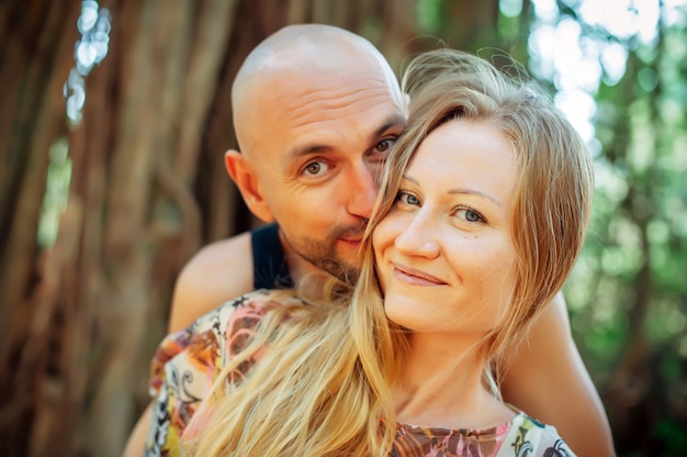 Retrato de joven pareja feliz en la naturaleza