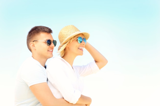 Un retrato de una joven pareja feliz sobre el cielo azul