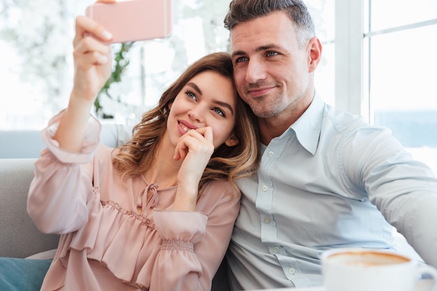 Retrato de una joven pareja feliz tomando una selfie