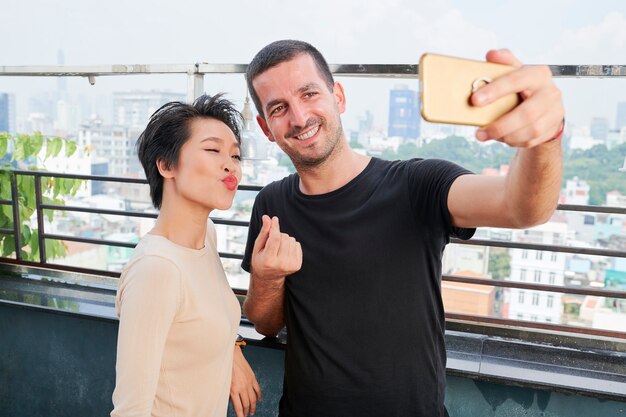 Retrato de joven pareja feliz