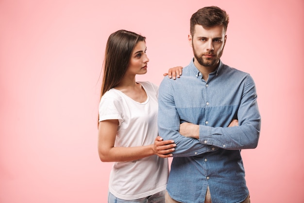 Foto retrato de una joven pareja frustrada con una discusión