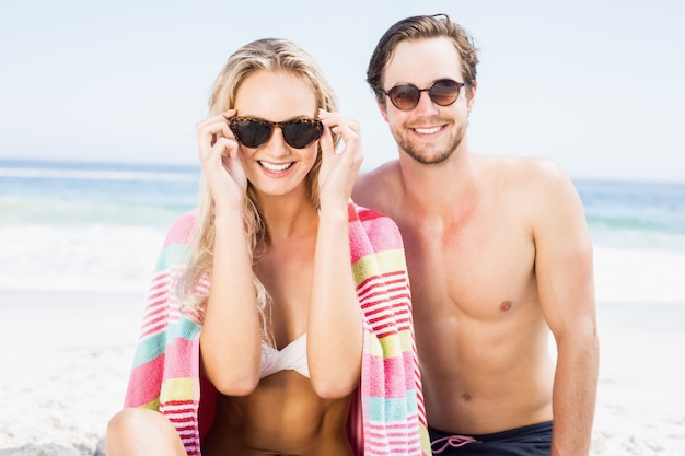 Foto retrato de joven pareja con gafas de sol en la playa