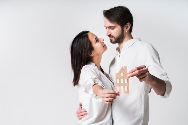 Foto retrato de joven pareja juntos en el amor