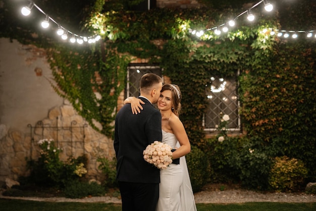 Foto retrato de una joven pareja de novios en el día de su boda