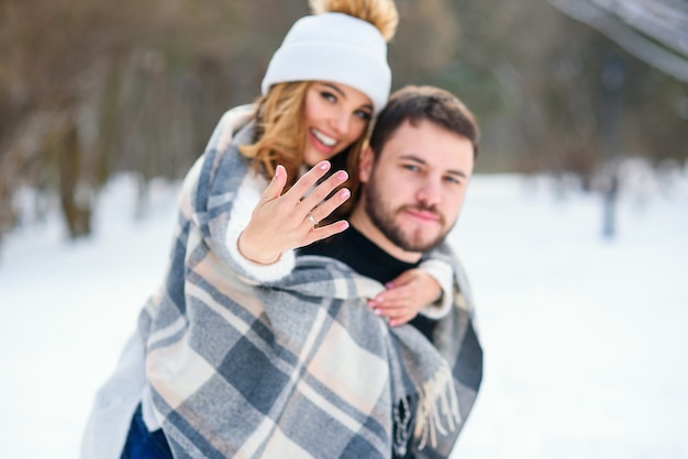 Retrato de una joven pareja en el parque