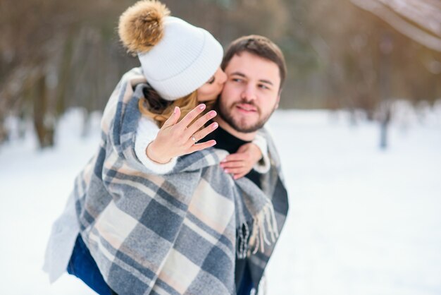 Retrato de una joven pareja en el parque