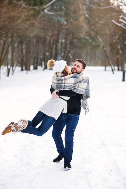 Retrato de una joven pareja en el parque