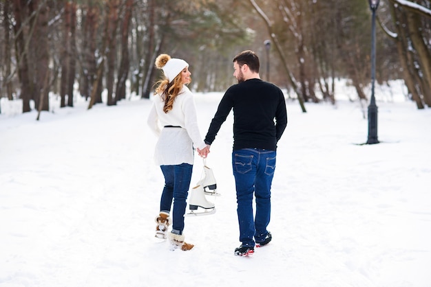 Retrato de una joven pareja en el parque