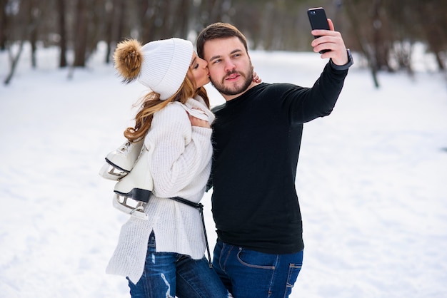 Retrato de una joven pareja en el parque